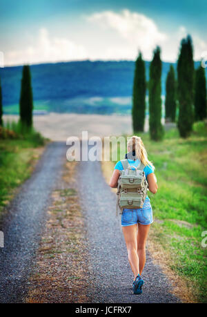 Junge Backpacker Reisen entlang Europas, glückliche Frau zu Fuß in den Park entdecken, Sommer Urlaub Konzept Stockfoto