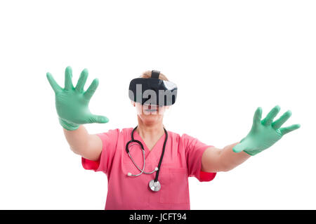 Krankenschwester, virtual-Reality-Brille Handeln tragen Angst isolierten auf weißen Hintergrund Stockfoto