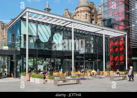 Blick auf Restaurants und Bars im Viertelmeile Luxus Wohneigentum Neubau in Edinburgh, Schottland. Stockfoto