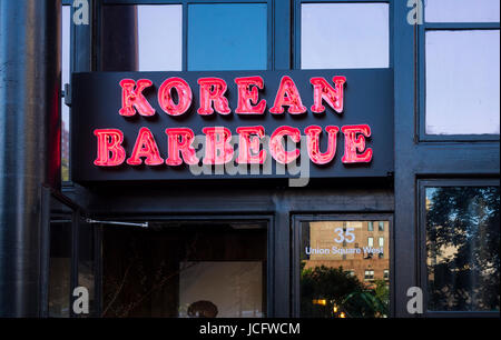 Die roten Neon-Schild über dem Eingang zum Korean Barbecue Restaurant am Union Square in New York City Stockfoto