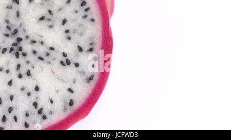 Saftigen tropischen Scheibe Drachenfrucht. Nahaufnahme der Pitahaya auf weißem Hintergrund. Stockfoto