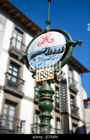 LEKEITIO, Spanien - März 8: Alte Straßenschild mit Fischer angeln Wales Lekeitio, eine Stadt und Gemeinde in der Provinz Biskaya, in der spanischen autonomen Gemeinschaft der Baskenland gelegen, Stockfoto