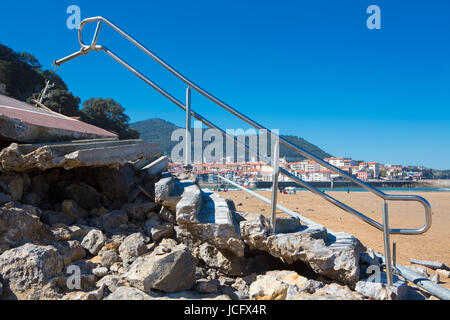 LEKETIO, Spanien, März 8: Beschädigte Architektur am Eingang zum Strand Lekeitio, im Baskenland, Spanien im Jahr 2014 nach Christine Storm. Stockfoto