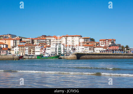 Blick auf den Strand von Lekeitio mit klaren, blauen Himmel, Vizcaya, Baskenland, Spanien Stockfoto