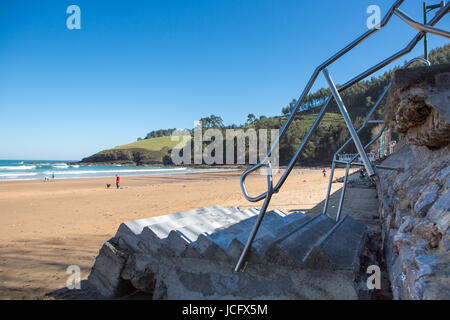 LEKETIO, Spanien, März 8: Beschädigte Architektur am Eingang zum Strand Lekeitio, im Baskenland, Spanien im Jahr 2014 nach Christine Storm. Stockfoto