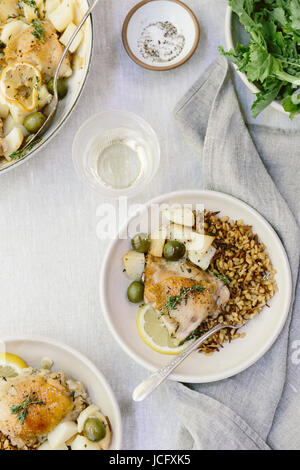 Gebackene mediterrane Hähnchenschenkel in einem Teller gedient mit Bulgur-Pilaw Stockfoto