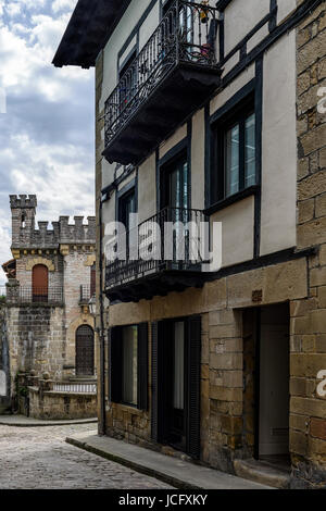 Calle Mayor und Puerta de Santa María in Hondarribia (Fuenterrabia) Guipuzkoa, Baskenland, Spanien Stockfoto