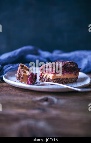 Rohe Erdnussbutter und Marmelade Bar Himbeer Chia serviert auf einem Dessertteller Stockfoto