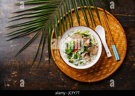 Pho Bo-vietnamesische Suppe mit Rindfleisch auf Bambus Tablett auf hölzernen Hintergrund Stockfoto