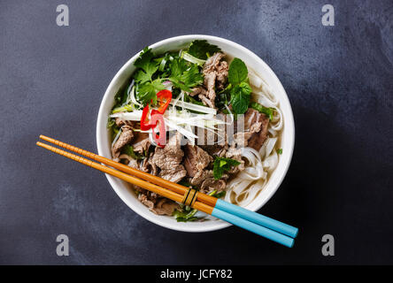 Pho Bo-vietnamesische Suppe mit Rindfleisch auf dunklem Hintergrund Stockfoto