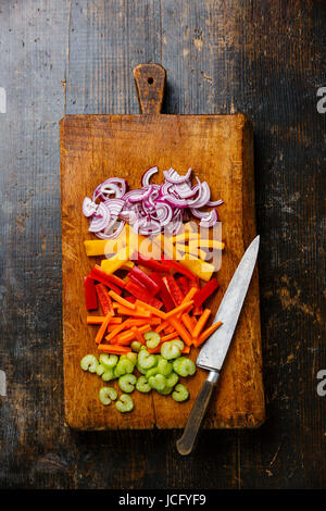 Frisches Gemüse für Salat und Tabelle Messer geschnitten, auf Schneidebrett auf hölzernen Hintergrund Stockfoto