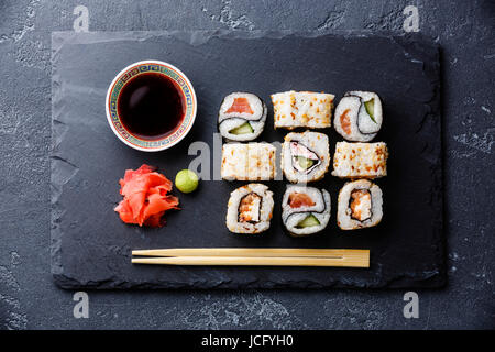 Sushi-Rollen Yin Yang Form auf Stein Schiefer auf schwarzem Stein Stockfoto