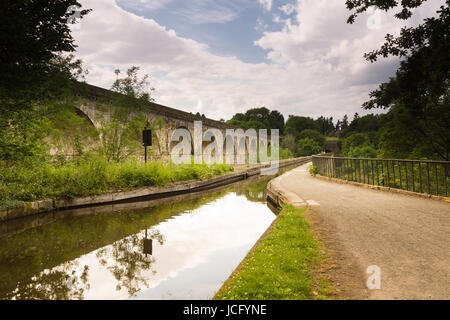 Chirk Aqueduct 1801 und Eisenbahnviadukt gebaut 1848 den Llangollen-kanal und Bahn über die ceiriog Tals im Norden von Wales zu tragen Stockfoto