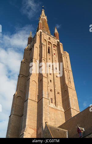 Turm der Kirche unserer lieben Frau in Brügge, Belgien. Stockfoto