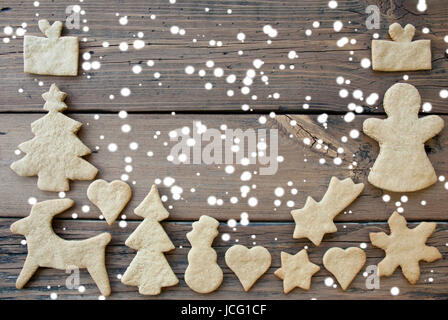 Ingwer Brot Cookies Aufbau Rahmen auf Holz im Schnee als Nahrung Hintergrund mit Textfreiraum Stockfoto