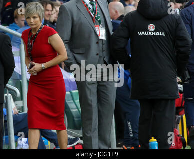 Nationale Fußball-Stadion im Windsor Park, Belfast. 6. Mai 2017. Tennent der irischen Pokalfinale - Coleraine 0 Linfield 3. Irish Football Association Leiter Verkauf und Marketing Oonagh O'Reilly (links) beim Finale. Stockfoto