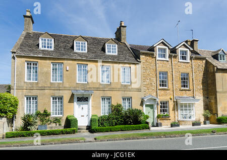 Intelligente Cotswold Steinhütten in dem hübschen Dorf Broadway in den Cotswolds Stockfoto