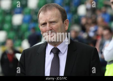 6. Mai 2017 - Cup Tennent der Irish Finale 2017. Coleraine 0 Linfield 3. Irish Football Association Präsident David Martin Michael O'Neill wurde beim Finale. Stockfoto