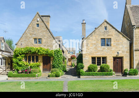 Intelligente Cotswold Steinhütten in dem hübschen Dorf Broadway in den Cotswolds Stockfoto