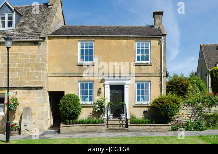 Intelligente Cotswold Steinhütten in dem hübschen Dorf Broadway in den Cotswolds Stockfoto