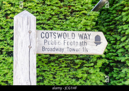 Wegweiser aus Holz markieren die Cotswold Weise und wies auf Broadway Tower in dem hübschen Dorf Broadway in den Cotswolds Stockfoto