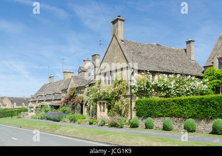 Intelligente Cotswold Steinhütten in dem hübschen Dorf Broadway in den Cotswolds Stockfoto