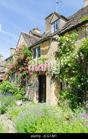 Intelligente Cotswold Steinhütten in dem hübschen Dorf Broadway in den Cotswolds Stockfoto