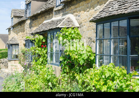 Intelligente Cotswold Steinhütten in dem hübschen Dorf Broadway in den Cotswolds Stockfoto