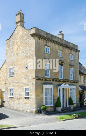 Intelligente Cotswold Steinhütten in dem hübschen Dorf Broadway in den Cotswolds Stockfoto