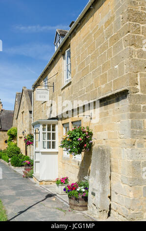 Intelligente Cotswold Steinhütten in dem hübschen Dorf Broadway in den Cotswolds Stockfoto