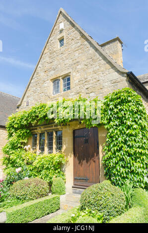 Intelligente Cotswold Steinhütten in dem hübschen Dorf Broadway in den Cotswolds Stockfoto