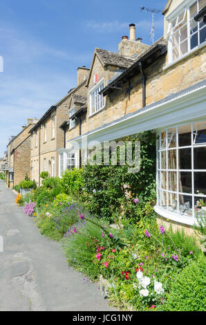 Intelligente Cotswold Steinhütten in dem hübschen Dorf Broadway in den Cotswolds Stockfoto