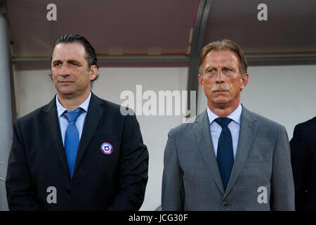 Juan Antonio Pizzi, Chiles Coach und Christoph Daum, rumänischen Fußball-Team Cheftrainer während die Nationalhymnen vor Rumänien Vs C Stockfoto