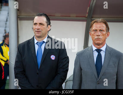 Juan Antonio Pizzi, Chiles Coach und Christoph Daum, rumänischen Fußball-Team Cheftrainer während die Nationalhymnen vor Rumänien Vs C Stockfoto