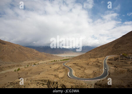 Erstaunliche Straße Virage auf dem Weg der Freundschaft in Tibet, China 2013 Stockfoto