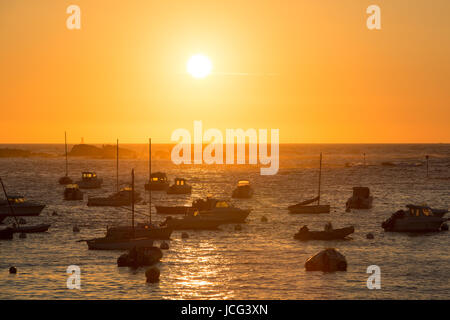 Sonnenuntergang am Hafen von Munitionsdepot mit (zwischen Perros-Guirec und Telstar-Bodou, Bretagne, Frankreich). Der rosa Granit Küste. Stockfoto