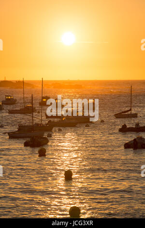 Sonnenuntergang am Hafen von Munitionsdepot mit (zwischen Perros-Guirec und Telstar-Bodou, Bretagne, Frankreich). Der rosa Granit Küste. Stockfoto