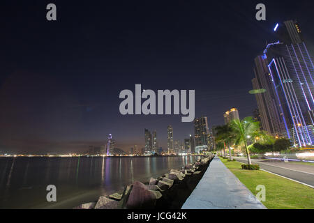 Direkt am Meer-Allee in der Nacht in Panama-Stadt mit Langzeitbelichtung. Panama, 2014. Stockfoto