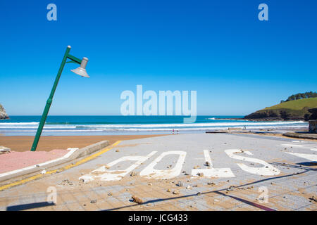 LEKETIO, Spanien, März 8: Beschädigte Architektur am Eingang zum Strand Lekeitio, im Baskenland, Spanien im Jahr 2014 nach Christine Storm. Stockfoto