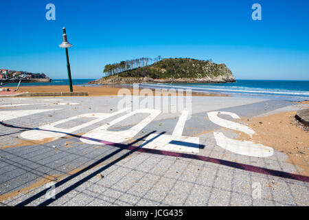 LEKETIO, Spanien, März 8: Beschädigte Architektur am Eingang zum Strand Lekeitio, im Baskenland, Spanien im Jahr 2014 nach Christine Storm. Stockfoto