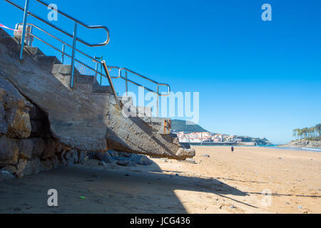 LEKETIO, Spanien, März 8: Beschädigte Architektur am Eingang zum Strand Lekeitio, im Baskenland, Spanien im Jahr 2014 nach Christine Storm. Stockfoto