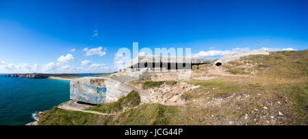 Panorama von einem deutschen Bunker aus dem zweiten Weltkrieg und den Atlantischen Ozean. An der Pointe de Pen Hir in der Bretagne. Frankreich. Stockfoto