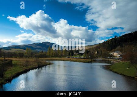 Ben Ledi und der Fluß Teith aus den Wiesen, Callander, Loch Lomond und Trossachs National Park, Stirlingshire Stockfoto