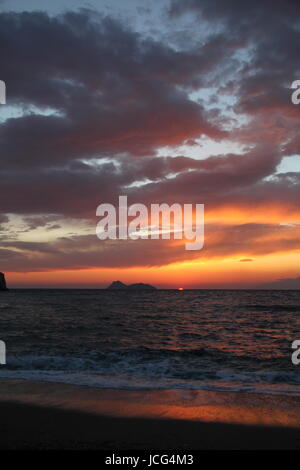 Sonnenuntergang über dem libyschen Meer am Strand von Matala, Kreta, Griechenland Stockfoto