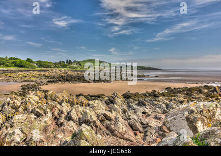 Rockcliffe Strand mit Felsen und Barcloy Hill in hohen lebendige Palette Hintergrundbild. Rockcliffe, Dumfries and Galloway, Schottland. Stockfoto