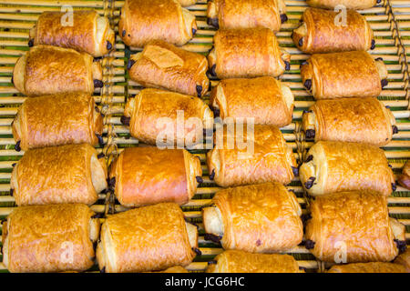 Frisch gebackene französische Schokolade Brot in Straße Bäckerei Stockfoto