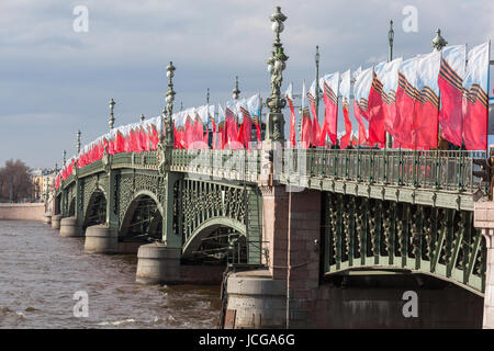 Reihe von festlichen Fahnen mit einem St. George Band auf Trinity Bridge, zu Ehren des Sieges-Tagessieg am 9. Mai eingestellt Stockfoto