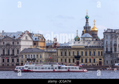 ST. PETERSBURG, Russland - 7. Mai 2017: Sportboote auf der Newa und Kuppeln des Retters auf Blut Stockfoto