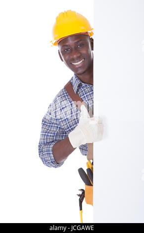 Junge Handwerker Holding leere Bill Board Over White Background Stockfoto