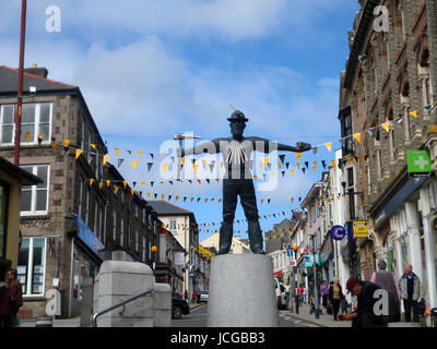 Bronzestatue eines Cornish Bergmann mit ausgestreckten Händen hält eine Axt und Barren aus Zinn Errichtet 2008 in Fore street in Cornish Bergbaustadt Redruth Stockfoto